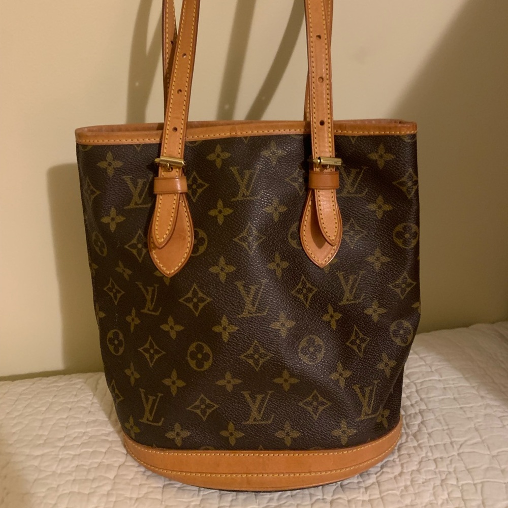 COPY - Louis Vuitton bucket handbag outside in excellent condition!